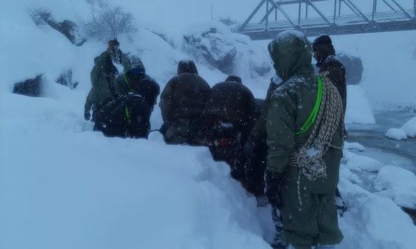 1 dead, 8 still trapped as Army choppers aid Uttarakhand avalanche rescue