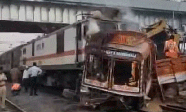 truck-collided-with-mumbai-amravati-express-truck-split-into-two-parts-loco-pilot-awareness-avoid-huge-tragedy-15-march-2025