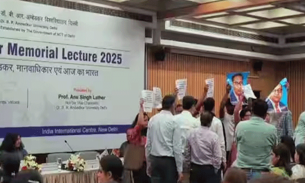 sfi-protests-at-delhis-ambedkar-university-demands-withdrawal-of-student-suspension