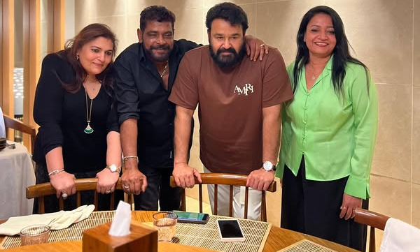 mohanlal-suchithra-wedding-anniversary-antony-perumbavoor-wishes