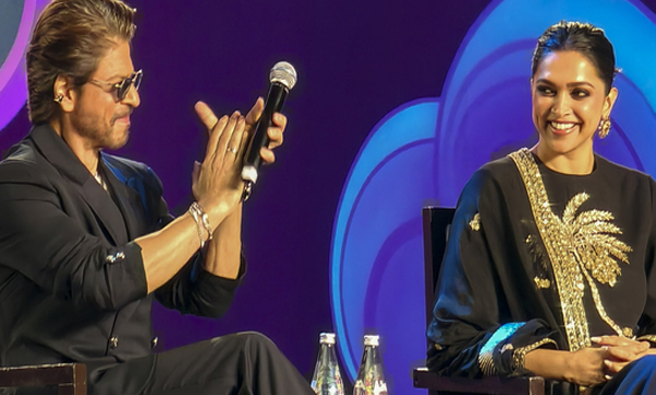 shah-rukh-khan-talks-about-deepika-padukone-as-a-mother-to-dua