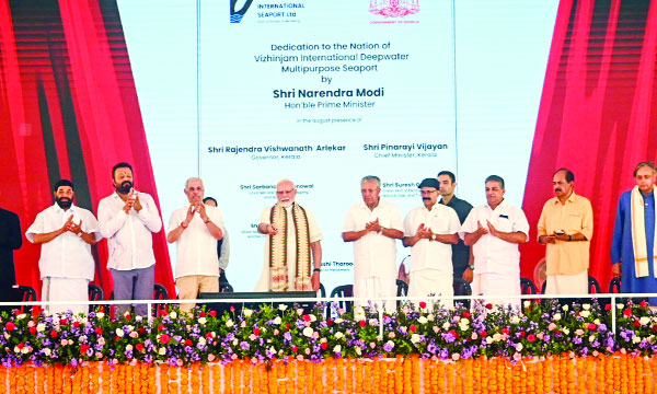 Pinarayi takes credit for Vizhinjam's achievements by putting the Prime Minister on stage