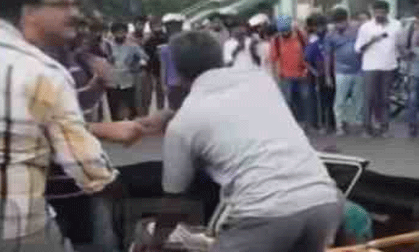 Road collapses in an instant; Car falls into a pit, incident in Chennai