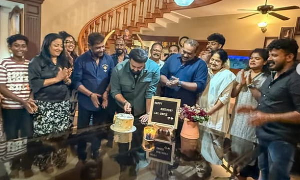 mohanlal-birthday-celebration-anthony-perumbavoor-family.