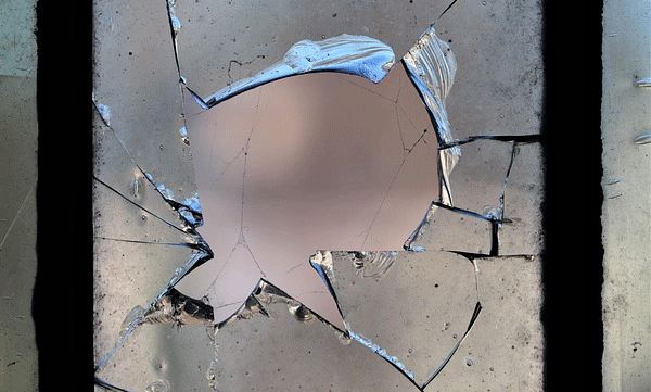 uk-woman-smashes-glass-wall-at-kochi-airport