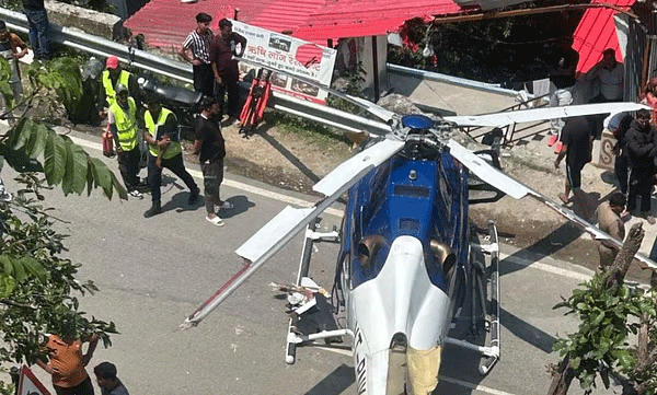 Technical failure; Helicopter made an emergency landing in the middle of the road