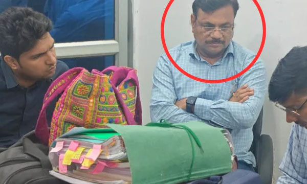 9.35 lakh rupees taken as bribe in car; 30 lakhs found from the house