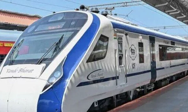 A farmer who tried to save the buffaloes stuck on the tracks was hit by a train and died; Even the buffaloes could not be saved