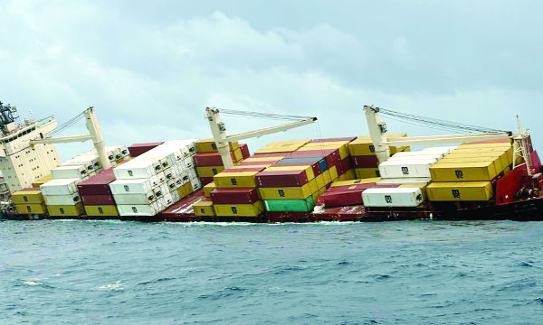 Fishermen cut their nets due to shipwreck