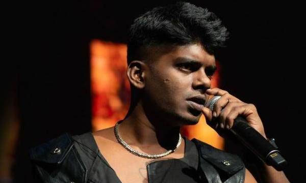 ലഭിച്ച പുരസ്‌ക്കാരതുക ഒരുലക്ഷം വായനശാലയിലേക്ക് നല്‍കി വേടന്‍ ; താരം പുസ്തകങ്ങളും സംഭാവന ചെയ്തു