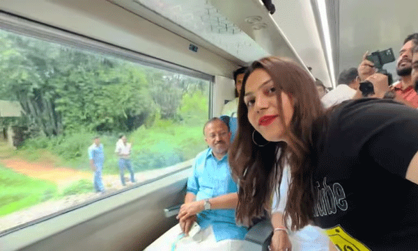 jyoti-malhotra-arrives-in-kerala-to-attend-inauguration-of-vande-bharat-along-with-v-muraleedharan