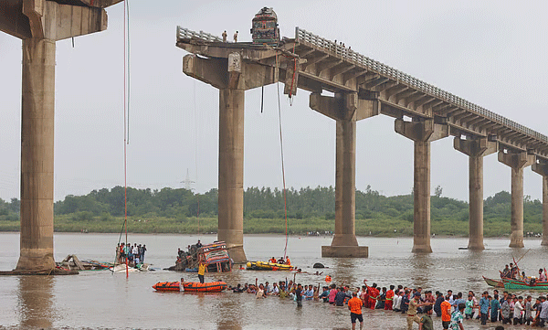 Gujarat bridge collapse accident; Death toll rises to 16, heavy rains pose challenge to rescue operations