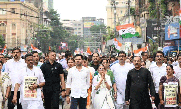 bengal-cm-mamata-banerjee-march-in-rain-over-harassment-of-bengali-migrants