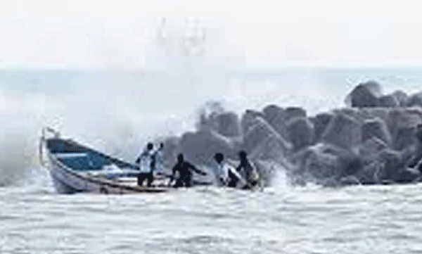 small-boat-crashed-into-shore-near-shakthikulangara-harbor