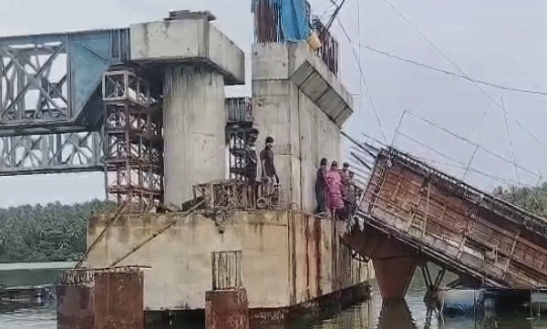 A bridge under construction in Koyilandy collapsed.