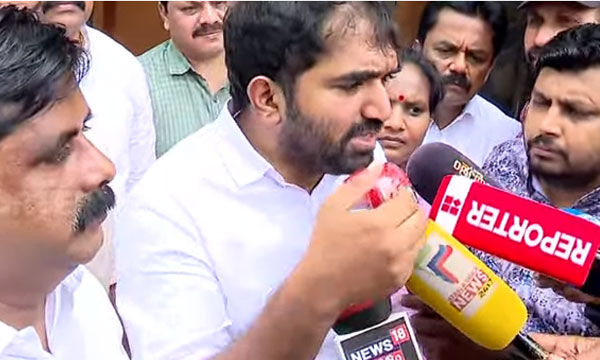 Chandy oomman gave an explanation at the DCC office.
