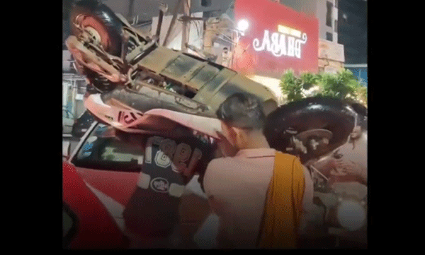 men-carry-scooter-on-their-shoulders-in-gurgaon-traffic-video