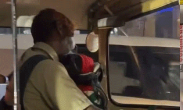 auto-driver-carrying-his-child-during-trip-heartwarming-video