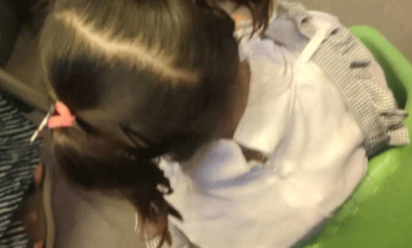 kid-brought-her-own-chair-in-metro-goes-viral