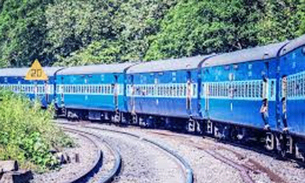 ആദ്യം ടിക്കറ്റ് ചെക്ക് ചെയ്ത്, പിന്നാലെ ഇന്സ്റ്റഗ്രാമില് റിക്വസ്റ്റ്: ടിടിഇയുടെ വിചിത്ര പെരുമാറ്റം പങ്കിട്ട് യുവതി