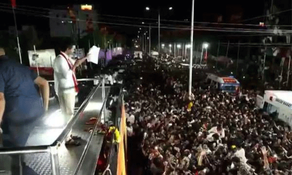 കരൂര് ദുരന്തം : "കുട്ടികളടക്കം മരിച്ചിട്ടും സ്ഥലം വിട്ടു'; വിജയ്ക്ക് രൂക്ഷവിമര്ശനം, പ്രത്യേക സംഘത്തെ നിയോഗിച്ച് ഹൈക്കോടതി