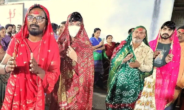 men-from-barot-community-performs-garba-dance-by-wearing-saree