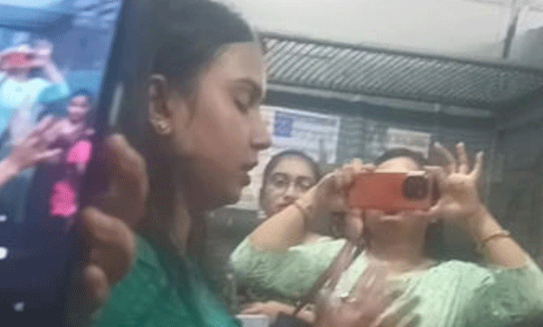 a-lady-sprayed-pepper-spray-towards-fellow-passenger-on-a-local-train-in-kolkata