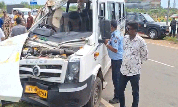 vehicle-carrying-cisf-personnel-on-airport-duty-overturns-in-nedumbassery