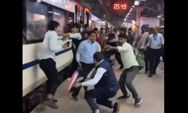 viral-video-of-irctc-employees-clashing-on-vande-bharat-train