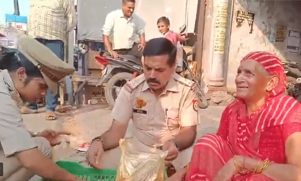 cops-buying-all-diyas-from-elderly-woman-diwali-viral-video
