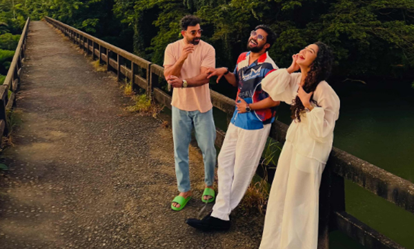 sharafudheen-siju-wilson-anupama-parameswaran-recreate-premam-memories-at-aluva-bridge-after-10-years-