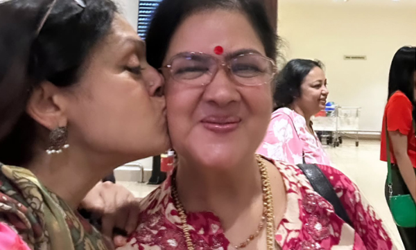 actress-shobhana-shared-a-picture-with-urvashi  