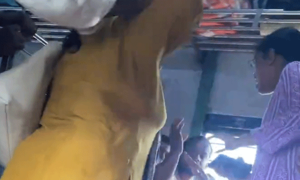 viral-video-women-fight-over-seats-on-local-train
