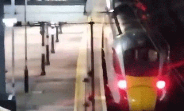 Knife attack on train shakes Britain: 9 people in critical condition, 2 arrested, train services suspended