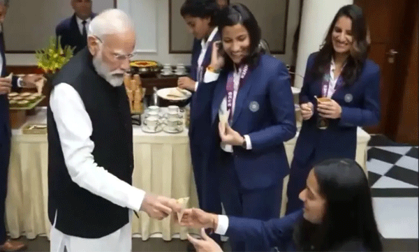modi-helps-injured-cricketer-pratiksha-rawal-reception-