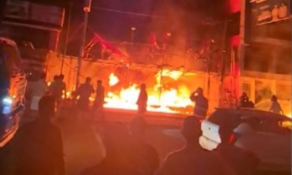 Massive fire breaks out in Kottakkal; Two trapped people rescued; Huge loss estimated