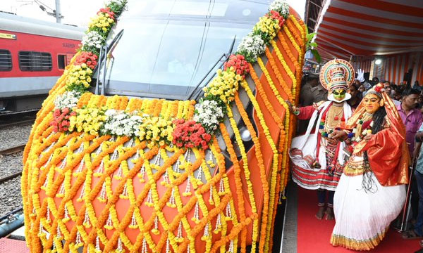 Prime Minister flags off Vande Bharat; Ernakulam-Bengaluru journey takes eight hours