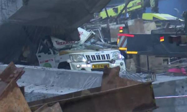 The driver raised his hand and waited for three hours without doing anything.