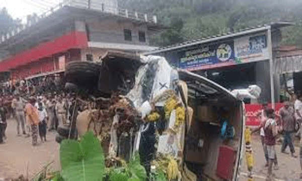 sabarimala-pilgrims-bus-overturns-in-erumeli
