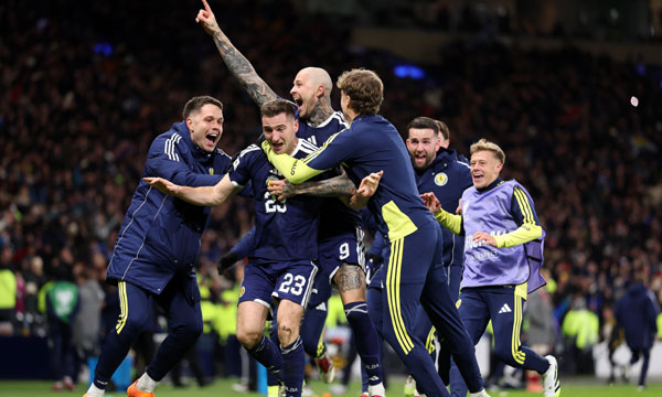 Double goals in injury time; Denmark qualifies for World Cup after 28 years