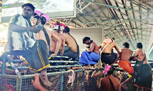 രണ്ടു ദിവസം കൊണ്ട് രണ്ടു ലക്ഷം തീര്ത്ഥാടകര്; ശബരിമല സ്പോട്ട് ബുക്കിംഗിന് ഇന്നുമുതല് നിയന്ത്രണം