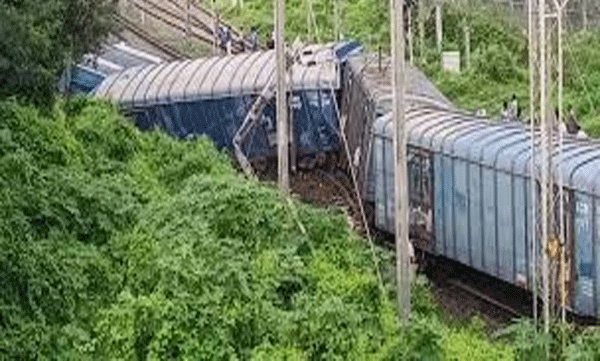 goods-train-engine-derails-in-kalamassery-trains-including-vande-bharat-delayed