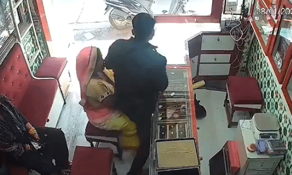 viral-video-of-gold-rusher-from-jewellers