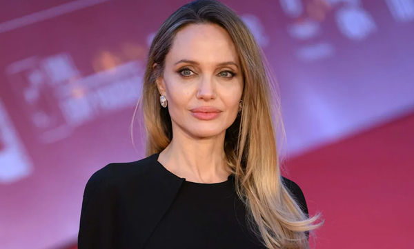 angelina-jolie-reveals-her-mastectomy-scars-first-time-in-a-photo-shoot