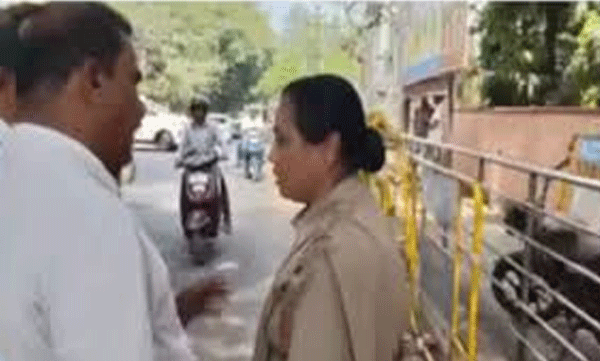 police-officers-gold-chain-theft-at-karnataka-at-protest-march