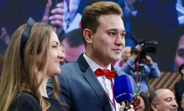 romantic-proposal-during-putin-press-conference-moscow