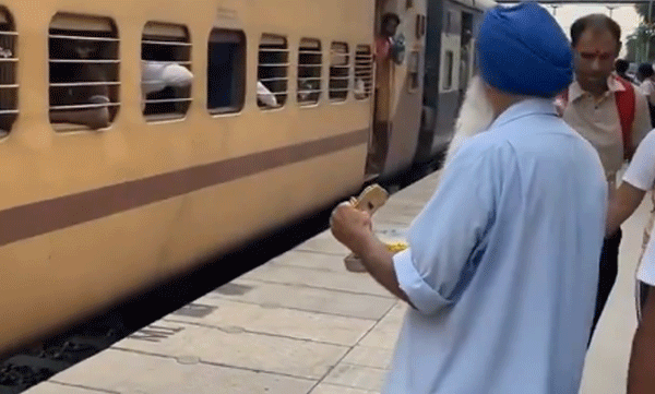viral-video-elderly-man-serves-free-food-to-passengers-railway-station-in-punjabi