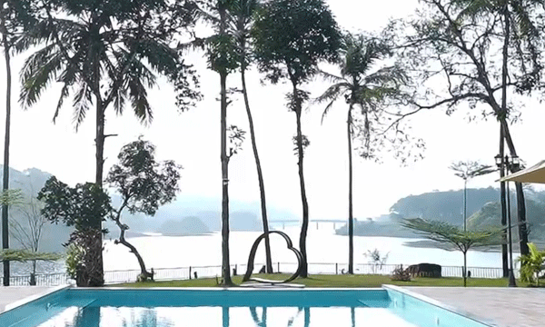 With water on three sides, and a leafy pond nearby; Malankara Palace Resort captivates tourists