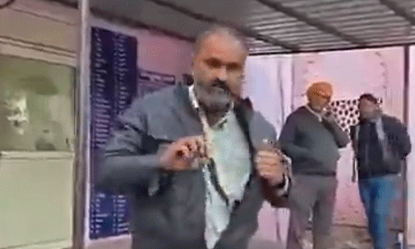 man-brings-snake-to-hospital