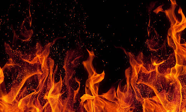 family dispute, the stepfather set fire to the house; The son saved his younger sister